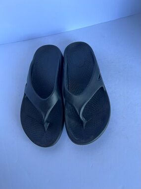OOFOS Women's Black Thong Sandals